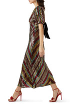 فستان دايزي متوسط الطول مزين بخطوط شيفرون متعرجة بترتر